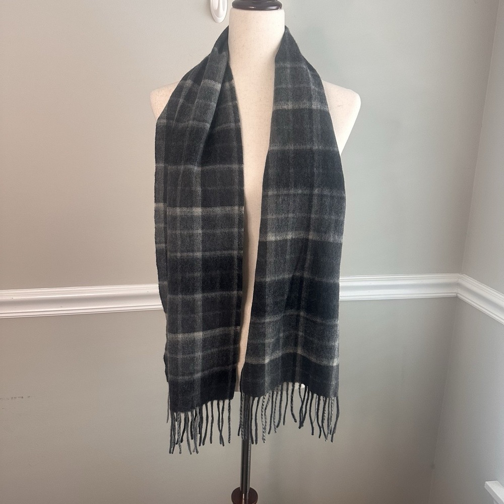 Lochmere 100% Cashmere Gray Plaid Scarf Fringe Quiet Luxury Classic Winter